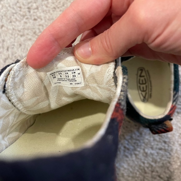 Keen Women’s Size 6 plaid flannel shoes - Picture 3 of 6